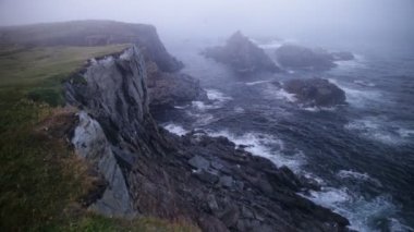Kuzey Atlantik kıyıları engebeli. Newfoundland, Kanada