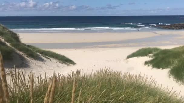 Vento alto e dunas de areia em praias do norte da Uist na Escócia — Vídeo de Stock