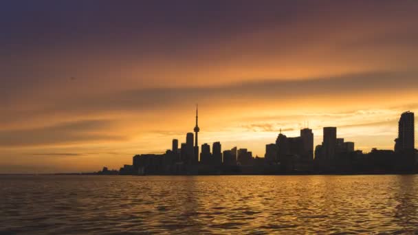 Время захода солнца днем и ночью с набережной в кадре, Торонто, Канада — стоковое видео