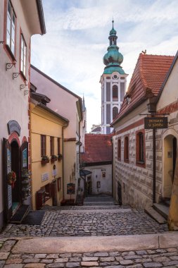 Çek Cumhuriyeti 'nin eski Cesky Crumlov kasabasının kırmızı kiremit çatıları ve kuleleri. Çek Cumhuriyeti 'nin eski Cesky Crumlov kentinin yüksek kaliteli fotograflı çatıları ve kuleleri