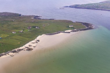 Birleşik Krallık, İskoçya, Outer Hebrides, Barra Adası, Ersary 'in doğu kıyısı (hava manzaralı) yüksek kaliteli fotoğraf