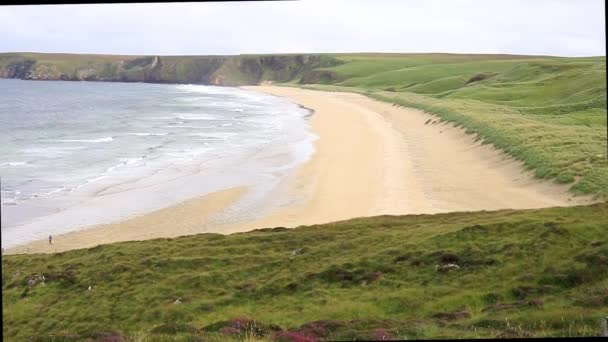 Nedotčené bílé písky East Beach na ostrově Vatersay, Vnější Hebridy, Skotsko. — Stock video