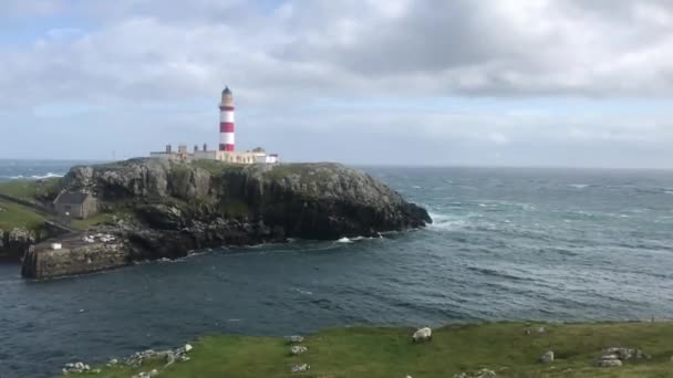 Eilean Glas vuurtoren op het eiland Scalpay in de Buiten-Hebriden van Schotland — Stockvideo