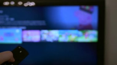 Akıllı TV ve Uzaktan Kumanda Tuşu.