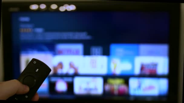 Smart Tv en met de hand drukken afstandsbediening. — Stockvideo