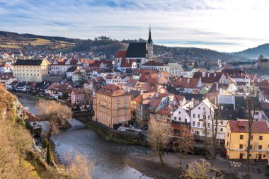 Çek Cumhuriyeti 'nin eski Cesky Crumlov kasabasının kırmızı kiremit çatıları ve kuleleri. Çek Cumhuriyeti 'nin eski Cesky Crumlov kentinin yüksek kaliteli fotograflı çatıları ve kuleleri