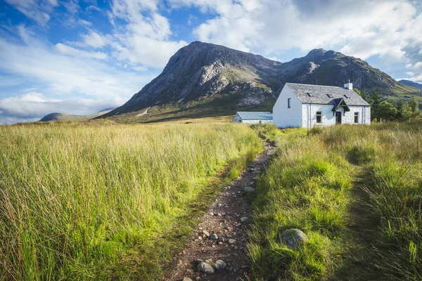 Glencoe cottage in de hooglanden van Schotland — Stockfoto