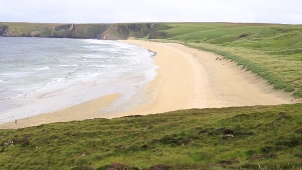 As areias brancas imaculadas de East Beach na Ilha de Vatersay, Outer Hebrides, Escócia . — Vídeo de Stock