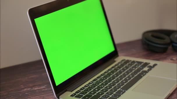 4K Grön skärm av bärbar dator som på arbetstid, Pan Skott — Stockvideo