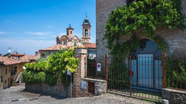 Neive, Neive, Piedmont, İtalya 'daki San Michele kilisesinin dış görüntüsü. Yüksek kalite fotoğraf