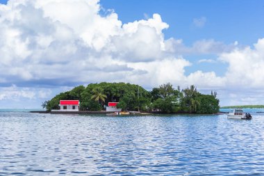 Mahebourg, Grand Port, Mauritius 'taki Pointe des Regates sahilinde küçük bir ada.