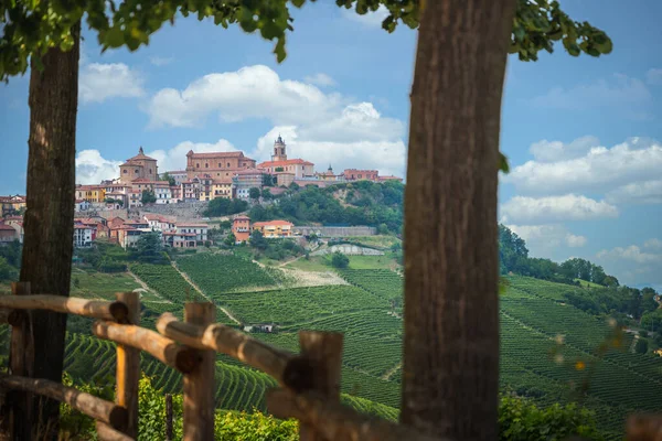 Вид на виноградники неббіоло у середньовічне місто Ла - Морра (П "ємонте, Італія). — стокове фото