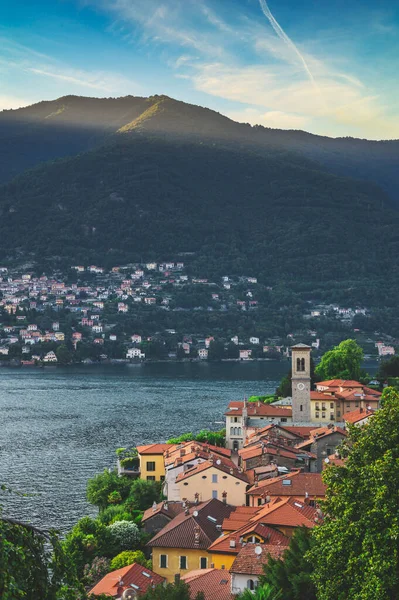 Vista panorâmica de Torno e lago Como na Itália — Fotografia de Stock