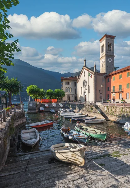 Utsikt över pittoreska byn vid Comosjön, Torno, Lombardiet, Italien — Stockfoto