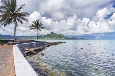 Pirogue adında küçük bir tekne balıkçılar tarafından orada yaşamak için kullanılıyor, Mahebourg, Mauritius