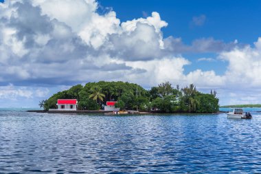 Mahebourg, Grand Port, Mauritius 'taki Pointe des Regates sahilinde küçük bir ada.