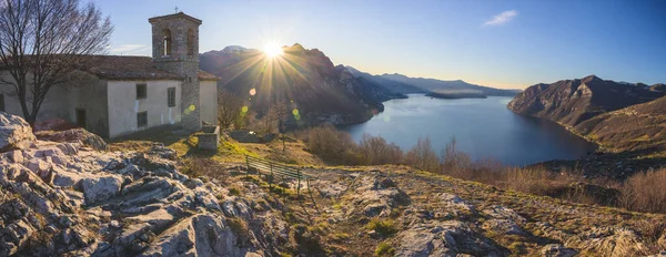 Iseo vista al lago desde la colina de San Defendente, provincia de Bérgamo, Lombardía, Italia — Foto de Stock