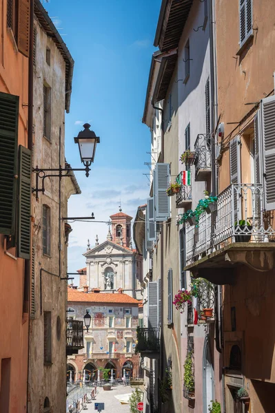 Uitzicht tussen gebouwen van Maggiore plein, Mondovi, Cuneo, Italië — Stockfoto