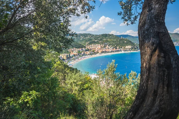 Noli, in una giornata molto soleggiata, le sue torri e un mare azzurro, Liguria, Italia — Foto Stock