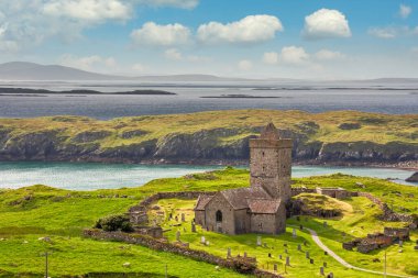 Leverburgh 'un güneyinde Roghadal yakınlarındaki St Clements Kilisesi, Harris Adası, Outer Hebrides, İskoçya