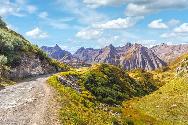 Vallée de Formazza en saison estivale avec petit village de Riale et lac du Morasco, Piémont - Italie — Photo