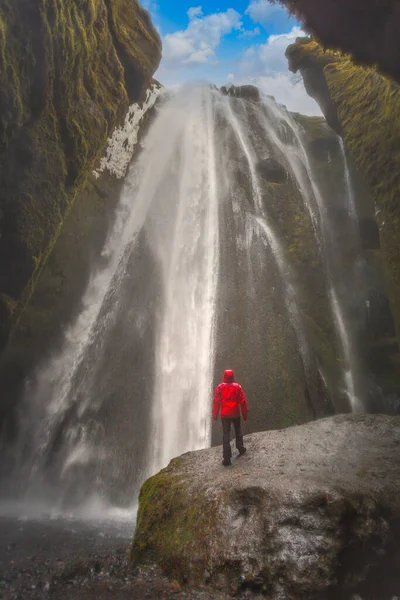 Tourist looking up at waterfall, Selfoss, Arnessysla, Islanda — Foto Stock