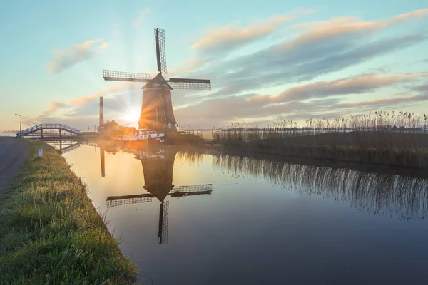 Il mulino a vento De Kaagmolen di fronte a un canale e a una barca, Olanda Settentrionale, Paesi Bassi — Foto Stock