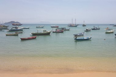 Botes y lanchas en orilla de playa en Brasil