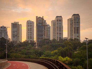 Sao Paulo 'daki Morumbi Mahallesi' nde bisiklet yolları, yollar, ağaçlar ve binalar. 