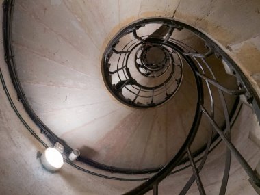 Kapalı alandaki Spiral Merdivenlerin üst görüntüsü.