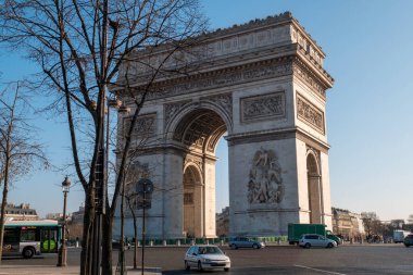 Paris 'teki Zafer Kemeri ve Trafik Manzarası.