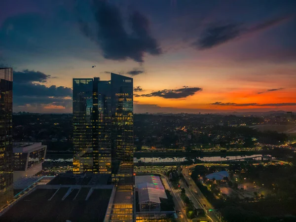 Pinheiros Nehri Ağaçlar ve Ofislerle çevrili.