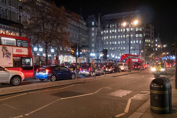 Blick Auf Londons Straßen Mit Roten Bussen Und Autos — Stockfoto