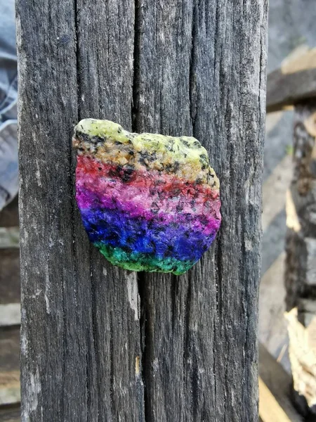 Colores Lgbt Pintado Rock Sobre Fondo Madera — Foto de Stock