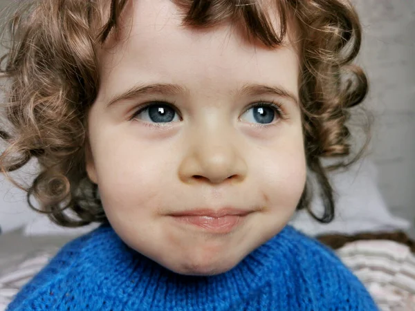 Retrato Uma Menina Sorrindo Para Câmera — Fotografia de Stock