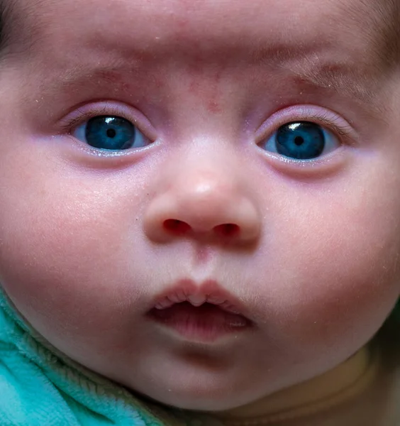 Fechar Tiro Azul Olhos Bebê Menina — Fotografia de Stock