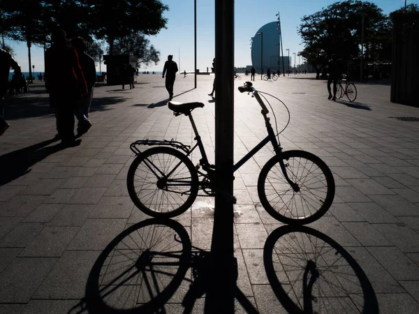 ポストに取り付けられた自転車のシルエット — ストック写真