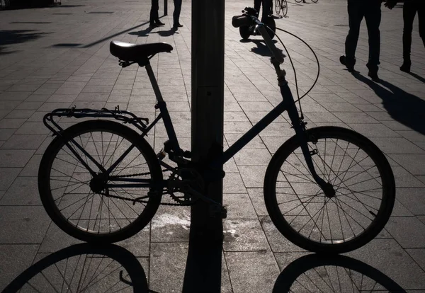 ポストに取り付けられた自転車のシルエット — ストック写真