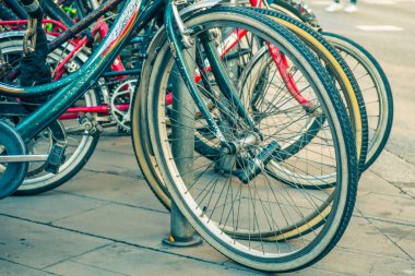 Barselona, İspanya - 21 Aralık 2017: Bisiklet tekerleklerinin kapatılması.