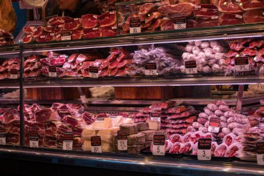 La Rambla yakınlarındaki Barselona 'da et satıcısı..