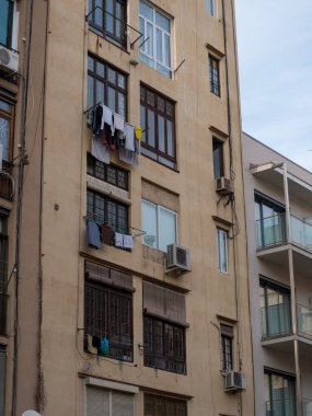 Elbiseler apartman cephesinde kuruyor..