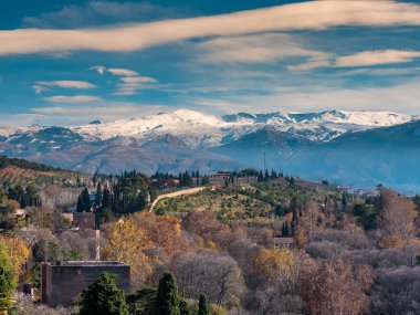 Granada City 'nin panoramik manzarası ve arka planda Sierra Nevada .