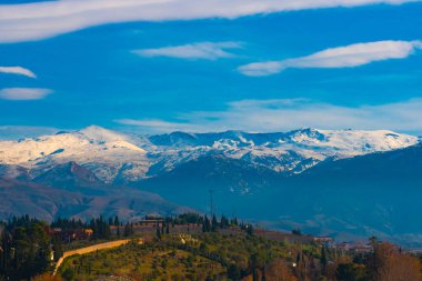 Yeşil ormanlı Sierra Nevada 'nın panoramik manzarası.