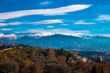 Granada City 'nin panoramik manzarası ve arka planda Sierra Nevada .