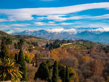 Granada City 'nin panoramik manzarası ve arka planda Sierra Nevada .