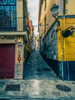 Granada sokaklarında kış günü manzarası.