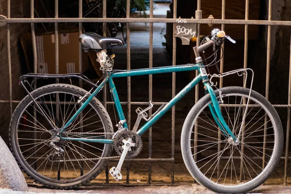 Bicicleta Pie Frente Una Puerta —  Fotos de Stock