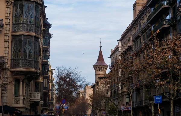 Edifícios Ruas Barcelona Com Uma Torre Fundo — Fotografia de Stock
