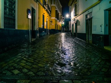  Yağmurlu bir günde Sevilla sokakları.