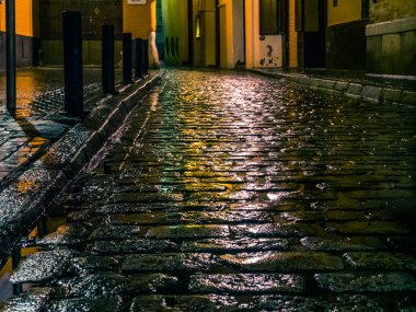  Yağmurlu bir günde Sevilla sokakları.